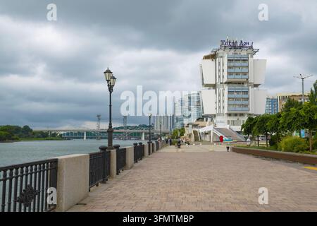 ROSTOV-SUL-DON, RUSSIAA - 5 LUGLIO 2026: Una veduta del lungofiume della città in una nuvolosa mattina di luglio. Rostov-sul-Don Foto Stock