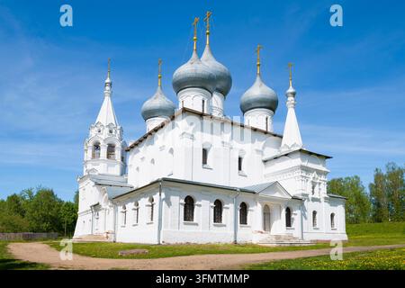 L'antica Cattedrale dell'Esaltazione della Santa Croce (1658) in primo piano in una giornata di sole di maggio. Tutaev (Romanov-Borisoglebsk). Regione di Jaroslavl, Russia Foto Stock