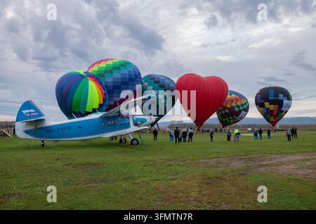 BELOKURIKH, RUSSIAA - 19 SETTEMBRE 2025: Aereo Antonov TVS-2MS (RA-71210) e mongolfiere sul campo di volo di Belokurikh in una nuvolosa giornata di settembre Foto Stock
