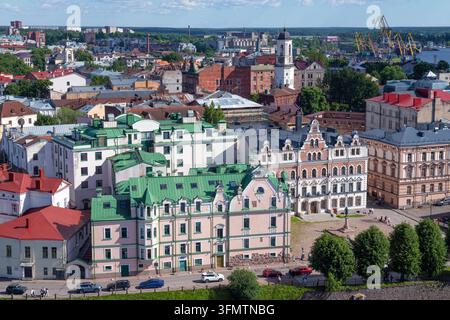 VYBORG, RUSSA - 19 GIUGNO 2026: Vista del centro storico della vecchia Vyborg in una giornata di sole di giugno. Regione di Leningrado Foto Stock