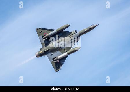 Un caccia Dassault Mirage 2000D della squadra di volo acrobatico Couteau Delta dell'Aeronautica Militare francese, in volo sopra la base aerea 113 di Saint-Dizier, Francia. Foto Stock