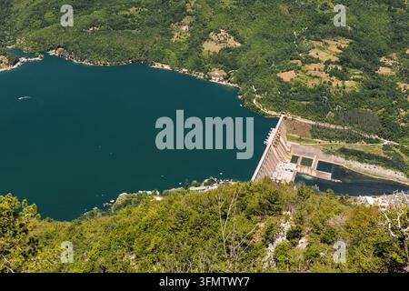 Veduta aerea dal punto di vista di Banjska Stena del lago Perućac e della centrale idroelettrica di Bajina Bašta sul fiume Drina, in Serbia Foto Stock