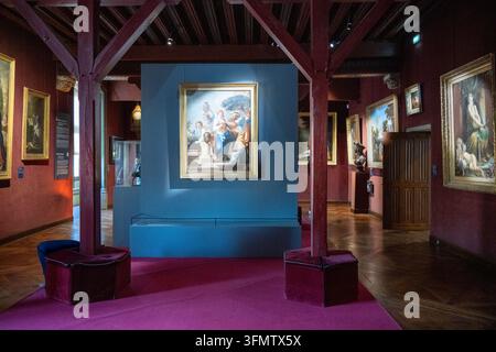 Galleria museale con dipinti storici, travi in legno e ricche pareti rosse all'interno dello Château reale di Blois in Francia. Foto Stock