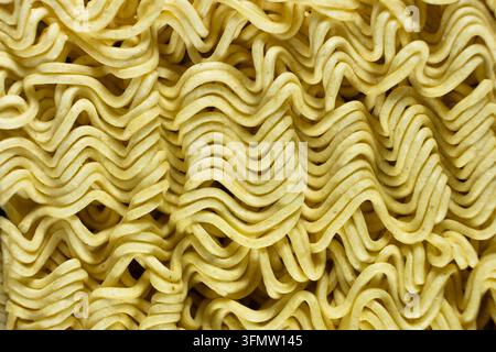 Testura dettagliata di un blocco di noodles istantanei Ramen ondulati crudi. Foto Stock