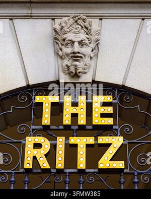 Il Ritz Hotel, Piccadilly, Londra, Regno Unito. Uno degli hotel di lusso più prestigiosi al mondo Foto Stock