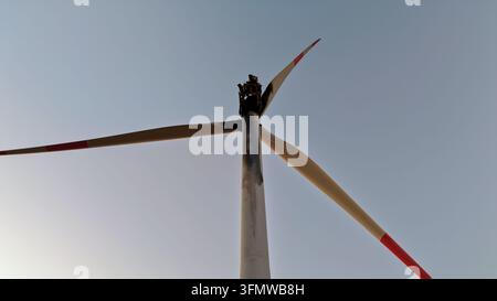 Vista aerea di una turbina eolica danneggiata con una cabina e pale bruciate contro un cielo sereno a Vladimirovac, Vojvodina, Serbia. Foto Stock