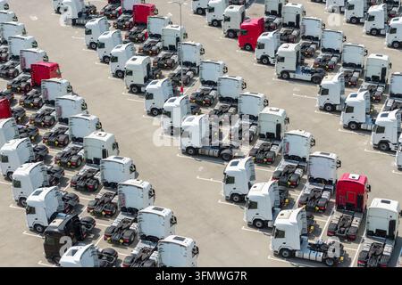 Varsavia, Polonia - 16 agosto 2026: Vista aerea di un grande parcheggio pieno di numerosi camion articolati parcheggiati in file ordinate. Foto Stock