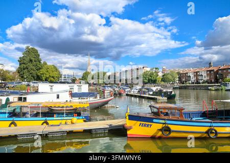 Porto galleggiante di Bristol / Riva del porto di Bristol con barche casa ormeggiate e pontili, Chiesa di St Mary Redcliffe, case a schiera georgiane colorate, Regno Unito Foto Stock