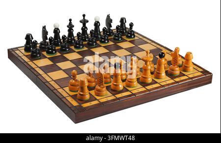 Scacchiera e pezzi da gioco isolati su sfondo bianco Foto Stock
