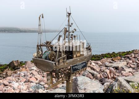 Stonehaven, Scozia, Regno Unito - 17 agosto 2025: La scultura in acciaio di una barca da pesca The Harvester dell'artista locale Jim Malcolm esposta sul Boardwa di Stonehaven Foto Stock