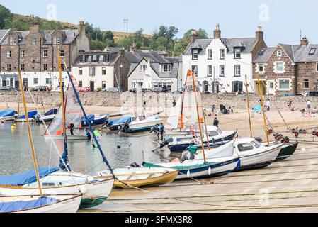 Stonehaven, Scozia, UK – 17 agosto 2025: Barche a vela e dinghy si radunano nel porto di Stonehaven prima della regata dell'Aberdeen & Stonehaven Yacht Club Foto Stock