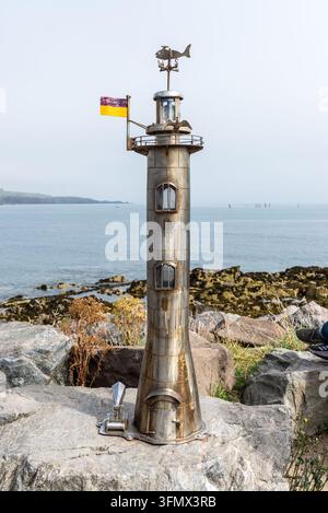 Stonehaven, Scozia, Regno Unito – 17 agosto 2025: Scultura artistica in metallo a forma di faro in piedi sul lungomare di Stonehaven. Arte costiera unica Foto Stock