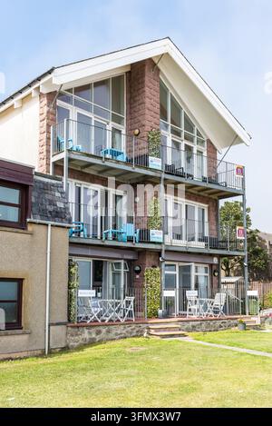 Stonehaven, Scozia, Regno Unito – 17 agosto 2025: Vista esterna del Bayview Apartment, una moderna struttura ricettiva con vista sulla costa a Stonehaven, di Foto Stock