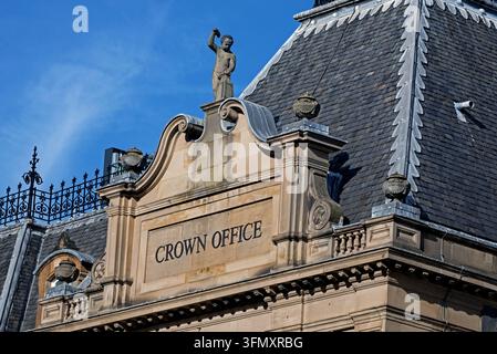 Dettagli dal tetto dell'edificio The Crown Office and Procurator Fiscal Service al 25 Chambers Street, Edimburgo, Scozia, Regno Unito. Foto Stock