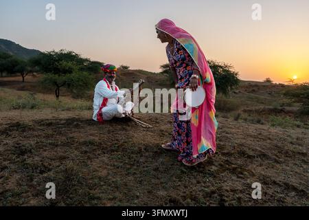 Musicista e cantante folcloristico del Rajasthan con ravanahatha e Khanjari Dafli a Pushkar Rajasthan India Foto Stock