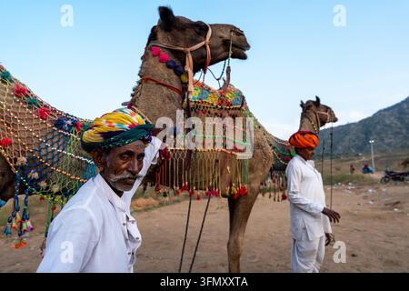Due pastori di cammelli durante il festival del mercato dei cammelli Pushkar Mela Foto Stock