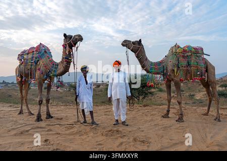 Due pastori di cammelli durante il festival del mercato dei cammelli Pushkar Mela Foto Stock