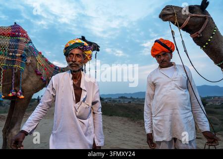 Due pastori di cammelli durante il festival del mercato dei cammelli Pushkar Mela Foto Stock