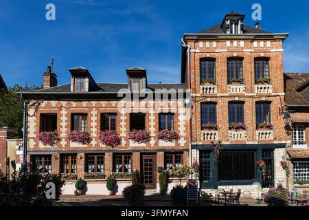 Prima piano di antiche case a graticcio medievali e delle antiche hall del mercato in legno del XII secolo nella città di Lyons-la-Forêt in Normandia, Francia Foto Stock