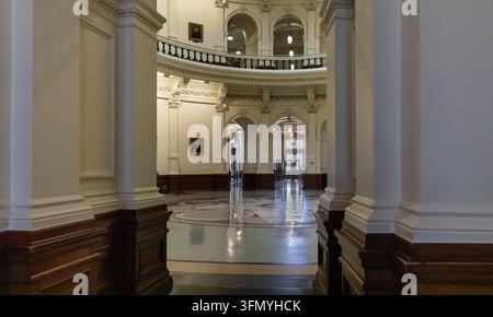 Architettura interna del Texas State Capitol ad Austin, Texas, con colonne storiche, archi, balconi e pavimenti lucidati. Foto Stock