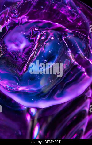 Sfondo tecnologico fluido astratto vivace con forme liquide traslucide lucide, riflessi viola e blu luminosi, bolle e neo futuristico Foto Stock