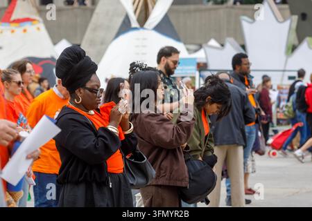 Toronto, Canada. 30 settembre 2026. Toronto celebra il Giorno Nazionale della Verità e della Riconciliazione con l'Indigenous Legacy Gathering in Nathan Phillips Square. Credit: A Duan/Alamy Live News Foto Stock