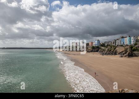 Vista ad angolazione alta delle case colorate sulla cima della scogliera lungo l'Esplanade che si affaccia sulla spiaggia sabbiosa di South Beach a Tenby, Pembrokeshire, Galles. Foto Stock