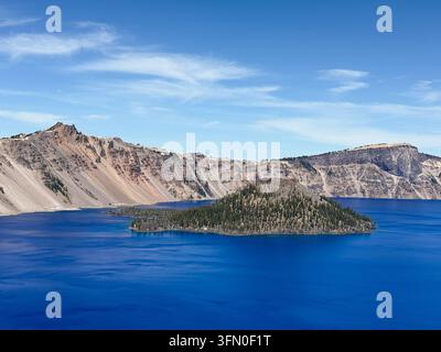 Vista del lago Crater con neve a terra durante una bella giornata di primavera con cieli azzurri sull'acqua. Foto Stock