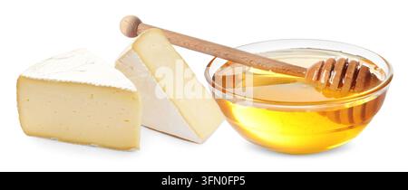 Miele in ciotola e pezzi di formaggio isolati su bianco. Combinazione di sapori Foto Stock