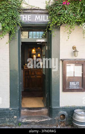 Ingresso laterale del bar al The Mill - un pub tradizionale storico del XIX secolo situato sulle rive del fiume Cam, Mill Lane, Cambridge Foto Stock