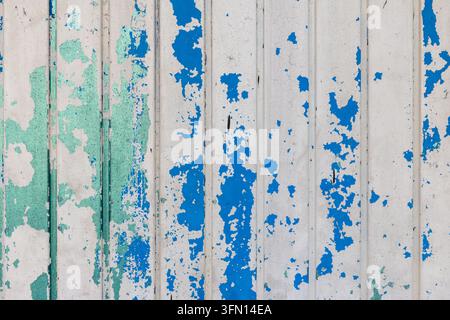 Vernice blu verde bianca scrostata su lamiera ondulata – Sfondo texture industriale grunge Foto Stock