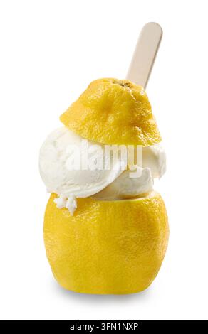 Gelato al limone italiano servito in buccia di limone fresca scavata con coperchio e cucchiaio, isolato su sfondo bianco. Concetto di delizia rinfrescante al sorbetto agli agrumi w Foto Stock
