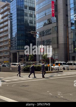 Pedoni che attraversano il passaggio pedonale all'incrocio Tanimachi 2 Foto Stock