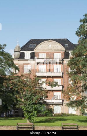 Un edificio residenziale in mattoni a più piani con balconi e un frontone semicircolare ad Aarhus, Danimarca. Foto Stock
