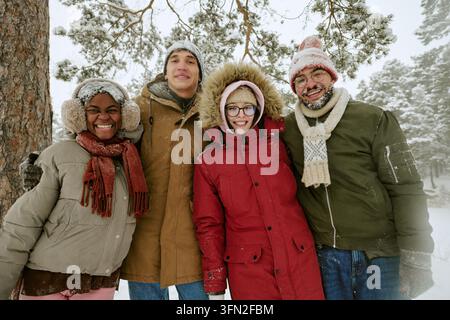 Ritratto di amici diversificati che godono delle vacanze invernali all'aperto Foto Stock