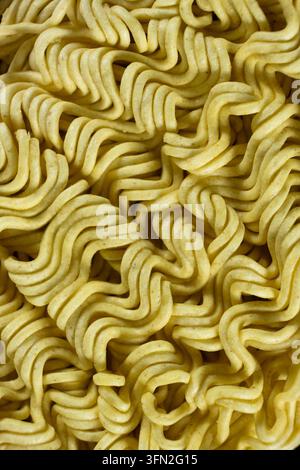 Testura dettagliata di un blocco di noodles istantanei Ramen ondulati crudi. Foto Stock