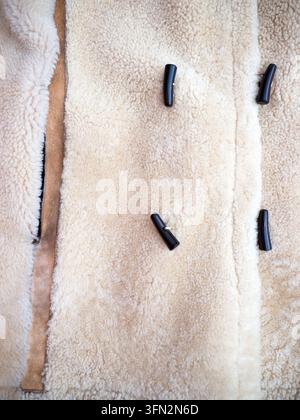 Sfondo e texture Cappotto in pelle di pecora da uomo. Foto Stock