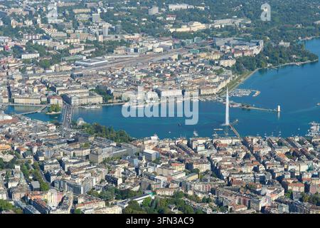 VISTA AEREA. La città di Ginevra all'uscita del Lago di Ginevra. Cantone di Ginevra, Svizzera. Foto Stock