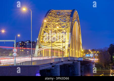 Vista serale del ponte Waalbrug olandese sul fiume Waal a Nijmegen, Paesi Bassi Foto Stock
