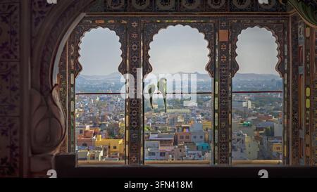 Due pappagalli verdi ammirano la vista in un palazzo cittadino (Raj Mahal), Udaipur, Rajasthan. India. Foto Stock