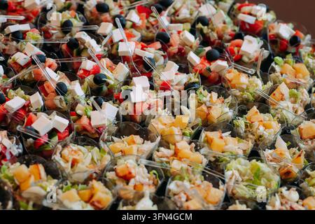 Insalate assortite fresche servite in coppette individuali a un buffet Foto Stock