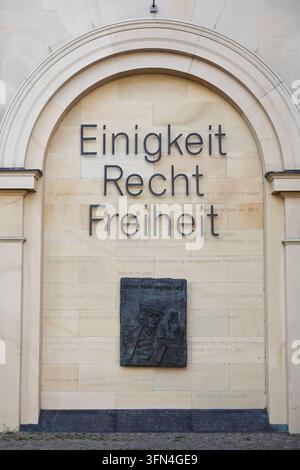 Monumento « Unità, Giustizia, Libertà » (inglese: unity and justice and freedom) per il Deutschlandlied (inno nazionale tedesco) al Landtag della Bassa Sassonia Foto Stock