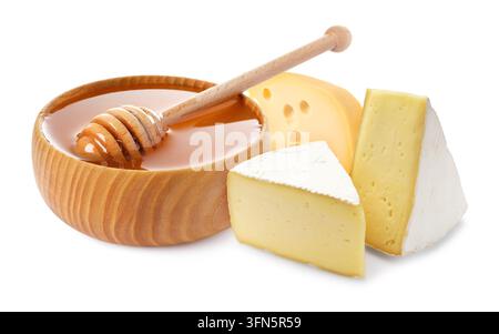 Miele in ciotola e diversi tipi di formaggio isolati su bianco. Combinazione di sapori Foto Stock