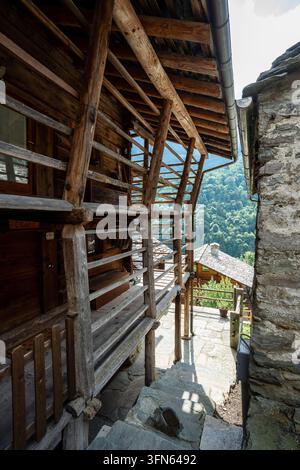 Un affascinante dettaglio ravvicinato dell'architettura walser nel villaggio di Pedemonte, Alagna Valsesia. Lo scatto evidenzia logge e travi di legno grezzo, trad Foto Stock
