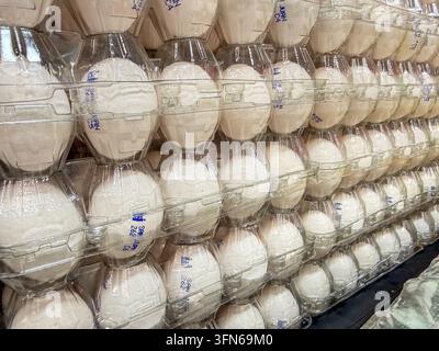 Uova bianche impilate in cartoni di plastica al mercato messicano – Primo piano di alimenti freschi al dettaglio Foto Stock