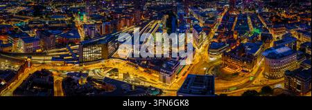 Centro città di Leeds dopo il tramonto con strade, edifici e vita notturna urbana illuminati; ideale per viaggi, turismo, proprietà, affari e pubblicità cittadina Foto Stock