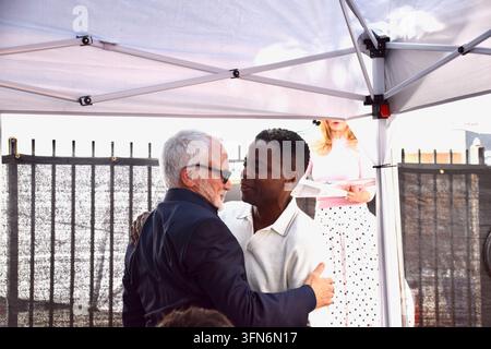 Dulé Hill abbraccia il suo ex co-protagonista di The West Wing Bradley Whitford durante la cerimonia per la sua stella sulla Walk of Fame di Hollywood al 6104 Hollywood Boulevard, Hollywood, Los Angeles, California, USA, il 30 settembre 2026. Credit: Sharon Graphics/Alamy Live News Foto Stock