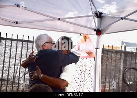 Dulé Hill abbraccia il suo ex co-protagonista di The West Wing Bradley Whitford durante la cerimonia per la sua stella sulla Walk of Fame di Hollywood al 6104 Hollywood Boulevard, Hollywood, Los Angeles, California, USA, il 30 settembre 2026. Credit: Sharon Graphics/Alamy Live News Foto Stock