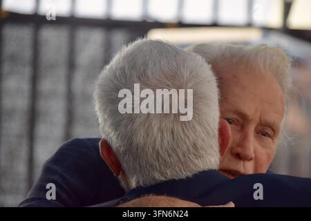 Martin Sheen abbraccia il suo ex co-protagonista di The West Wing Bradley Whitford durante la cerimonia per la sua stella sulla Hollywood Walk of Fame al 6104 Hollywood Boulevard, Hollywood, Los Angeles, California, USA, il 30 settembre 2026. Credit: Sharon Graphics/Alamy Live News Foto Stock