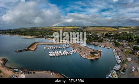 Vista aerea della storica città surf di Haleiwa sulla North Shore di Oahu, Hawaii. Foto Stock